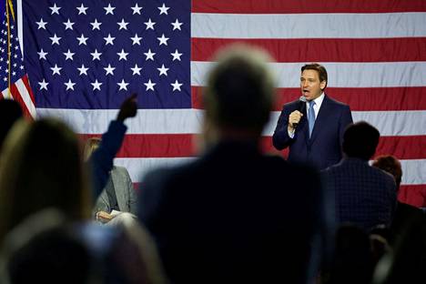 Floridan republikaanikuvernööri Ron DeSantis puhui iowalaisille Des Moines’n kaupungissa viime viikon perjantaina. Iowa on ensimmäinen osavaltio, jossa äänestäjät pääsevät ottamaan kantaa republikaanien presidentinvaalien esivaalien ehdokkaisiin ensi vuonna.