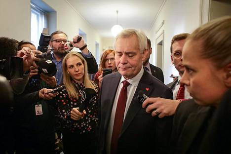 Pääministeri Antti Rinne (sd) matkalla puolueensa eduskuntaryhmän kokoukseen aamulla 3. joulukuuta. Kokouksen jälkeen hän kävi Mäntyniemessä jättämässä hallituksensa eronpyynnön presidentti Sauli Niinistölle.
