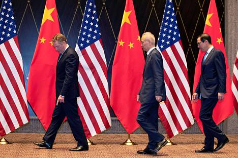 Yhdysvaltain kauppaedustaja Robert Lighthizer näyttää merkkejä lattiassa kun hän kävelee Kiinan varapääministeri Liun ja valtiovarainministeri Steven Mnuchin kanssa yhteiskuvaan Xijiao-kongressikeskuksessa Shanghaissa keskiviikkona 31. heinäkuuta.
