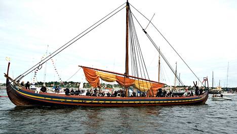 Alkuperäistä viikinkien sotalaivaa jäljittelevä alus matkasi Roskilden viikinkimuseosta Dubliniin heinäkuussa 2007. 