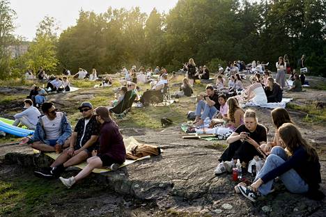 Some people have equipped themselves near the Olympic Stadium with pizzas, others with camping chairs.  Bottle collectors frolic between the shadow performers.