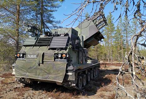 Puolustusvoimien raskas raketinheitin maanantaina Rovajärvellä Rovaniemellä.