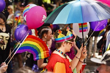 Pride-kulkueen juhlijoita vuonna 2016 kulkemassa Senaatintorilta läpi Helsingin keskustan Kansalaistorille.