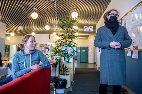 Myyrmäen asukastilojen kohtalo huolestuttaa Alvi ry:n toiminnanjohtaja Sanna Aartoa ja Länsi-Vantaan yhteisötyöntekijä Jesse Vahtervuota.