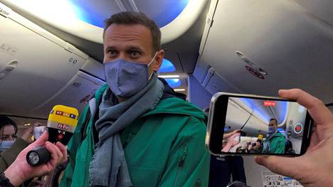 Venäjä | Aleksei Navalnyi pääsi koneeseen Berliinissä, oppositiopoliitikko on nyt matkalla kohti Moskovaa