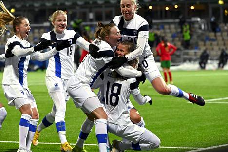 Helmarit juhlivat Linda Sällströmin maalia riehakkaasti.