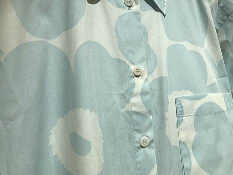 Unikko-patterned shirt dyed with a color bridal grown in Nivala.  In addition to Marimekko, the Biocolour project involves Nanso and Sulapac, a manufacturer of packaging. 