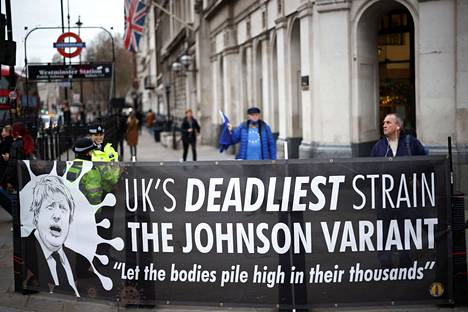 Poliisit päivystivät Boris Johnsonia vastustavien mielenosoittajien lakanan vieressä Lontoossa keskiviikkona.