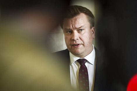 Puolustusministeri Antti Kaikkonen (kesk) haluaisi suosia kotimaisia elintarvikkeita Puolustusvoimain elintarvikehankinnoissa.