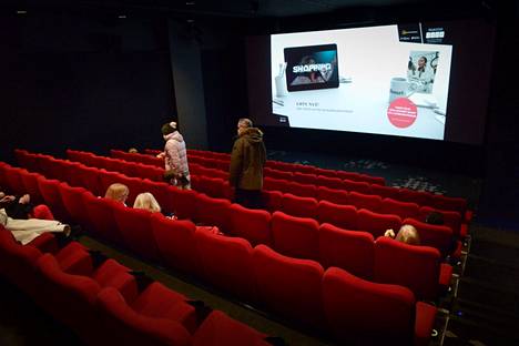Yleisöä elokuvateatteri Tennispalatsissa Helsingissä helmikuussa 2022. 