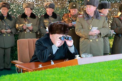 Pohjois-Korean johtaja Kim Jong-un seurasi ohjuskoetta Pohjois-Korean uutistoimisto KCNA:n joulukuussa välittämässä kuvassa.