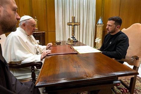 Paavi Franciscus (vas.) tapasi Ukrainan presidentin Volodymyr Zelenskyin Vatikaanissa lauantaina.