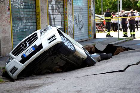 Kaksi autoa vajosi halkeamaan Via Zenodossiolla Roomassa tiistaina.