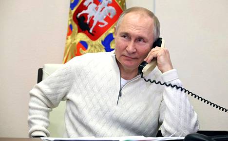 Vladimir Putin kuvattiin tammikuun viidentenä päivänä, kun hän osallistui hyväntekeväisyyskampanjaan. Kuvassa hänen kerrotaan kuuntelevan 7-vuotiaan pojan toivetta päästä kierrokselle ilmavoimien akatemiaan ja Moskovaan.