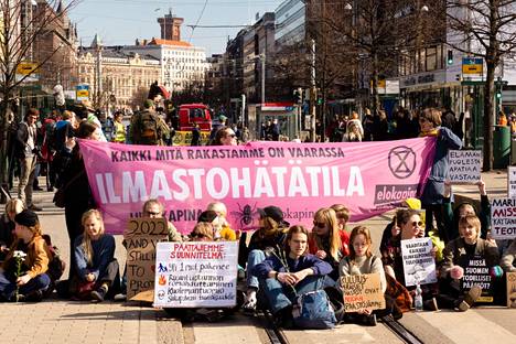 Ympäristöliike Elokapina järjesti mielenosoituksen Mannerheimintiellä viime toukokuussa.