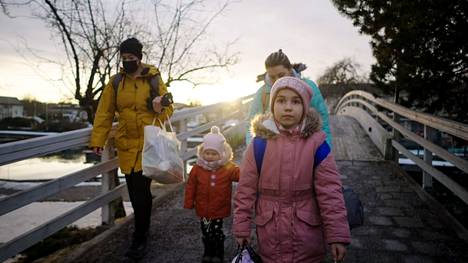 Maaliskuussa Paraisille saapui bussilastillinen sotaa pakenevia ukrainalaisia, joukossa muun muassa Yuliia Špak sekä tyttäret Anastasia (edessä) ja Uliana. He majoittuvat ensiksi Susanne Vainion (vas.) perheeseen.