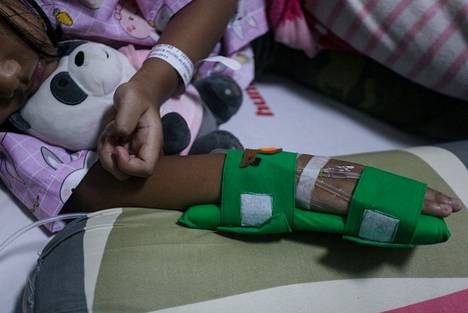 Denguekuumetartunnan saanut indonesialaistyttö. Taudin tyypillisiä oireita ovat kuume, päänsärky, pahoinvointi ja nivelkivut.