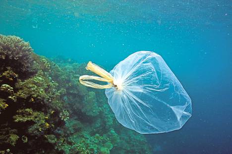 Muovipusseja ja merielämää haittaavaa muuta roskaa veden alla Bunakenin kansallispuiston koralliriutalla Indonesiassa.