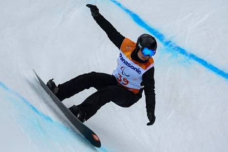 Matti Suur-Hamari dropped to victory in the Pyeongchang snowboard cross.
