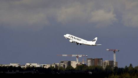 Finnairin matkustajakone nousemassa Helsinki-Vantaan lentokentältä heinäkuussa 2022.