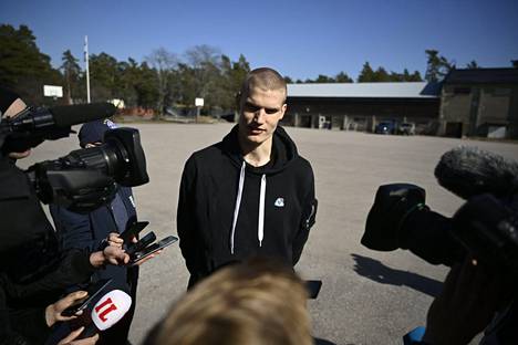 Lauri Markkanen oli maanantaina toimittajien tentattavana Santahaminassa.