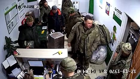 Venäläisiä sotilaita lähettämässä tavaraa kotimaahansa Valko-Venäjältä. Telegram-kanava Belaruski Gajunin julkaiseman videon sanotaan olevan peräisin Mazyrin kaupungissa toimivan kuriiritoimiston valvontakamerasta.