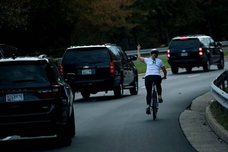 Presidentin autosaattueessa mukana ollut Valkoisen talon kuvaaja Brendan Smialowski nappasi kuvan keskisormea näyttävästä Juli Briskmanista.