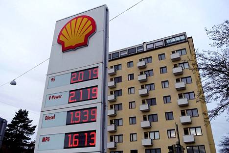 Tältä näyttivät hinnat Helsingin Tullinpuomin Shellillä 16. helmikuuta, eli viikko ennen Venäjän hyökkäystä Ukrainaan. Tankille-sovelluksen mukaan 95-oktaaninen maksoi tällä asemalla 28. helmikuuta 1,994 euroa litralta, eli litrahinta olisi hieman jopa laskenut.