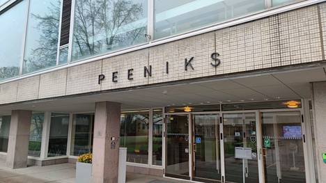 Vielä tiistaiaamuna Feeniks-kirjaston seinässä luki ”Peeniks”.