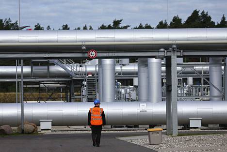 Työntekijä Nord Stream 2 -kaasuputken edessä Saksan Lubminissa 19. syyskuuta.