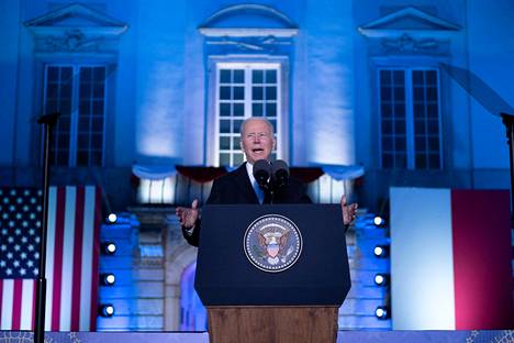 Yhdysvaltain presidentti Joe Biden puhui Varsovassa Kuninkaanlinnan edessä lauantai-iltana.