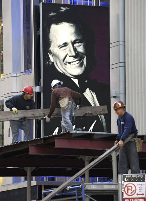 Työmiehiä suomalaissyntyisen liikemies Peter Nygårdin liikkeen edessä Times Squarella Broadwayllä New Yorkissa