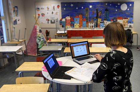 Arabian peruskoulun neljännen luokan luokanopettaja Elina Heinonen opettaa oppilaita etänä koululla Helsingissä 2. huhtikuuta 2020. Myös vuonna 2022 etäopetus on jälleen tapetilla.
