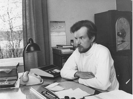 Kai Kustaa Vähäkallio antamassa haastattelua työhuoneesaan 24. toukokuuta vuonna 1972.