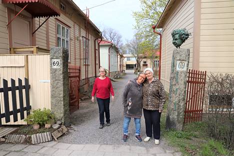 Marja Mäenpää (vas.), Johanna Nieminen ja Eila Talonpoika asuvat vuokralla Itäisen Pitkäkadun puutaloasunnoissa, jotka ollaan nyt myymässä.