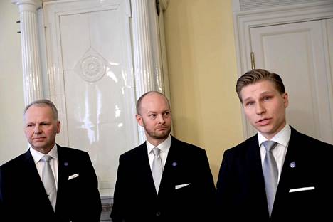 Jari Leppä (vas.), Sampo Terho ja Antti Häkkänen ovat hallituksen uudet ministerit.