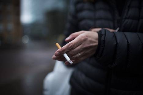Tupakkatuotteiden hinnat ovat lähes kaksinkertaistuneet reilussa kymmenessä vuodessa. Samaan aikaan, kun nuorten aikuisten tupakointi on vähentynyt, on nuuskan käyttö yleistynyt.