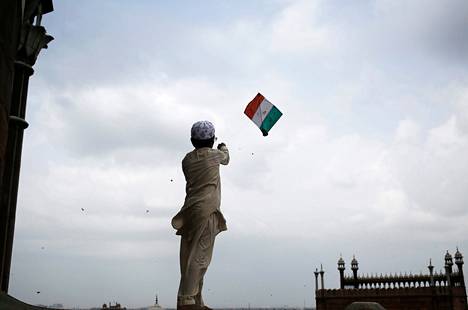 Poika lennätti leijaa Intian itsenäisyyspäivänä Delhissä 15. elokuuta.