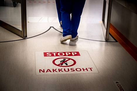 Pohjois-Viron lääketieteellisen keskuksen lattiassa on varoitus tartuntavaarasta.