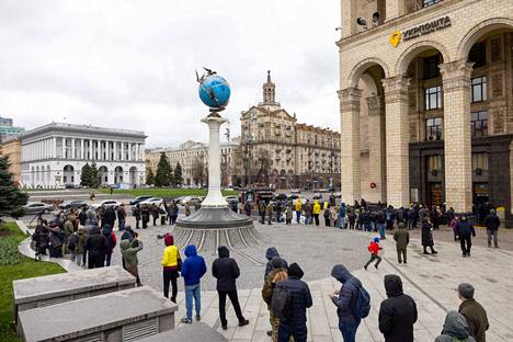 Jono kiemurteli maanantaina pääpostin edustalla Maidan-aukiolla Kiovan keskustassa. Pisimmillään se oli noin 300 metriä.