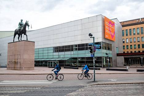 Noin 200 taiteilijaa ja taidealan ammattilaista osallistui työnseisaukseen Kansallisgalleriaan kuuluvaa nykytaiteen museo Kiasmaa kohtaan.