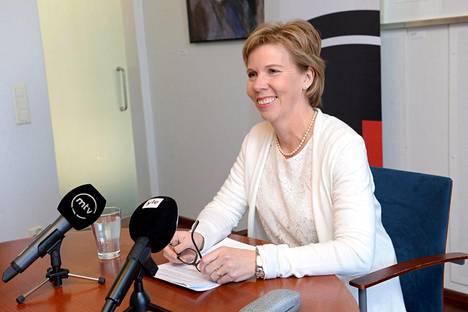 Rkp:n eduskuntaryhmän puheenjohtaja, kansanedustaja Anna-Maja Henriksson ilmoitti torstaina lähtevänsä mukaan puolueensa puheenjohtajakisaan.