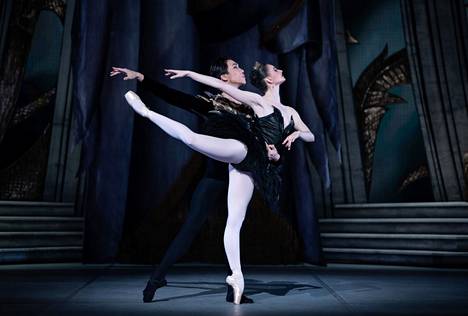 Violetta Keller ja Jun Xia tanssivat Joutsenlampea tammikuussa.