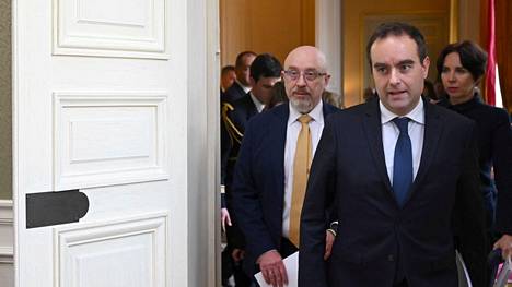 Ukrainan puolustusministeri Oleksi Reznikov (vas.) ja Ranskan puolustusministeri Sebastien Lecornu pitivät yhteisen tiedotustilaisuuden Pariisissa tiistaina.
