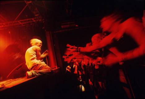 The Rasmuksen keikalla vuonna 2001. Lauri eläytyi ja yleisö huusi.
