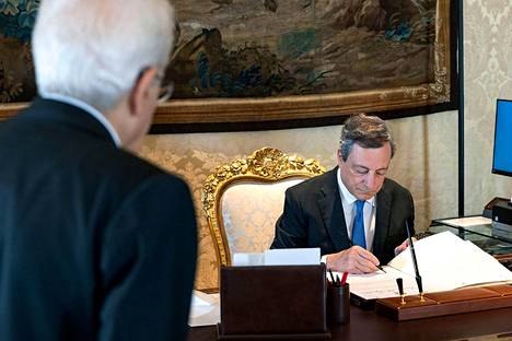 Italian presidentti Sergio Mattarella seurasi, kun pääministeri Mario Draghi allekirjoitti määräyksen, jolla parlamentti hajotetaan.