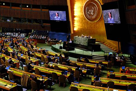 YK:n yleiskokouksen osallistujamaat kuuntelivat Saksan ulkoministerin Annalena Baerbockin puhetta maanantaina.