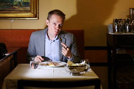 Tuomas Nurmela maistaa hiillostettua taimenta ravintola Elitessä. 