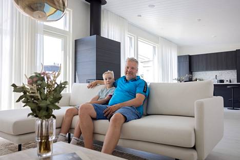 Albin Hellner and Ken Ryynänen would like a 100-inch TV in the living room, but the sofa might not be far enough.  Ryynänen thinks that even a slightly smaller television will suffice.