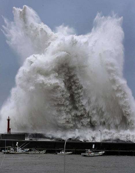 Yli miljoonaa ihmistä kehotettiin jättämään kotinsa Japanissa – Taifuuni sai autot kaatumaan moottoritiellä ja laivan törmäämään siltaan